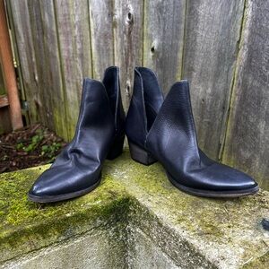 Free People Charm Double V Black Leather Ankle Boots 39.5